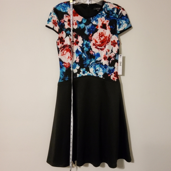 NWT!  Adorne Floral Print Cap Sleeve Stretch Fit & Flare Dress Roundneck Size 4 - Picture 3 of 9